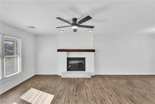 206 Sandalwood Dr gallery image 11