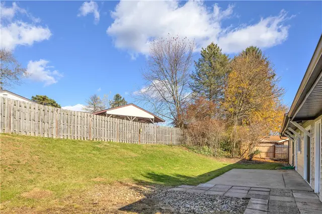 206 Sandalwood Dr gallery image 16