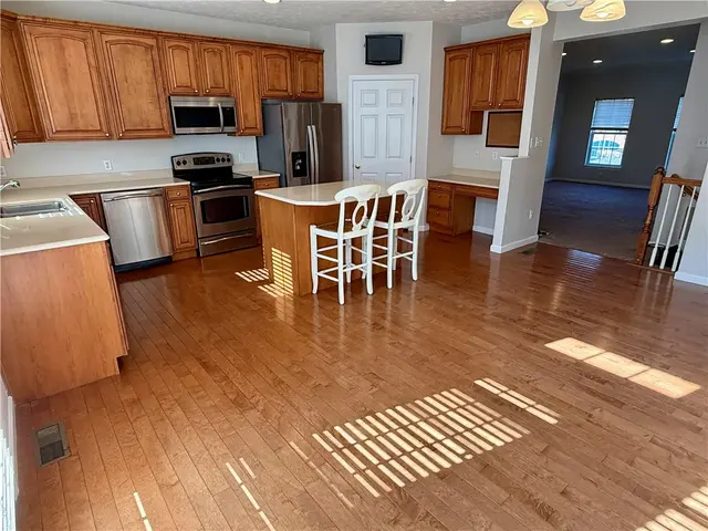 206 Village Place gallery image 8