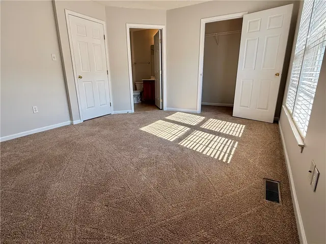 206 Village Place gallery image 9