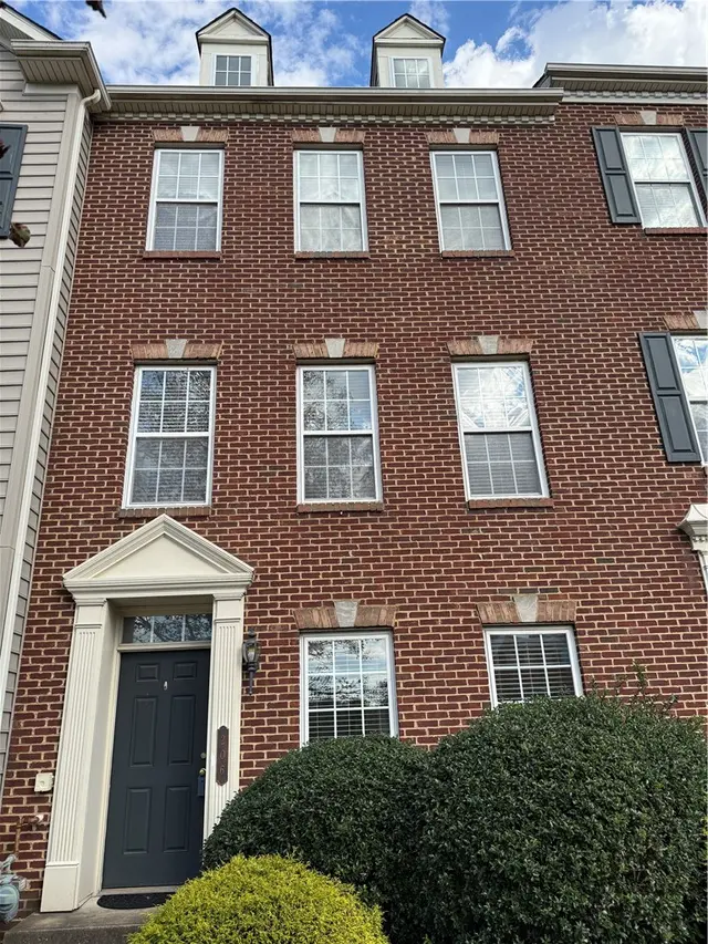 206 Village Place gallery image 13
