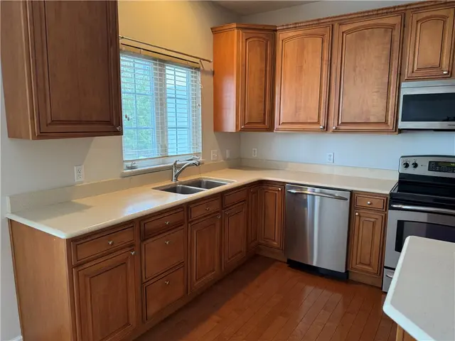 206 Village Place gallery image 27