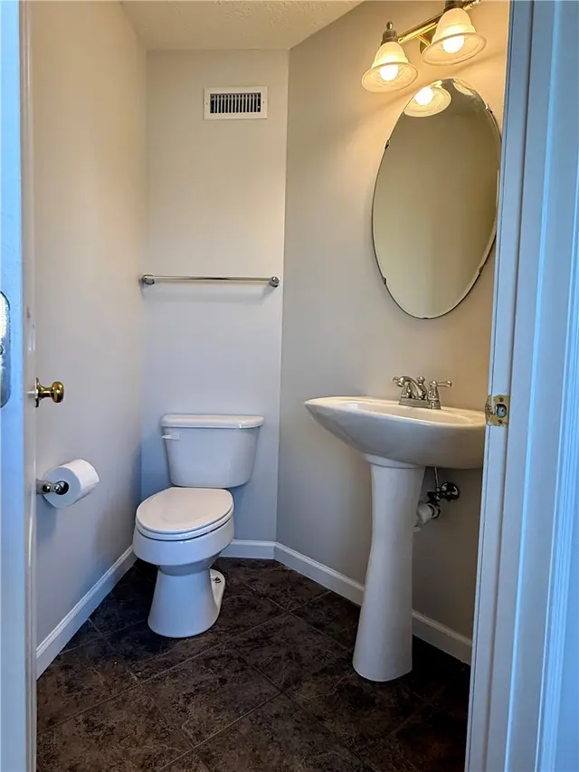 206 Village Place gallery image 37