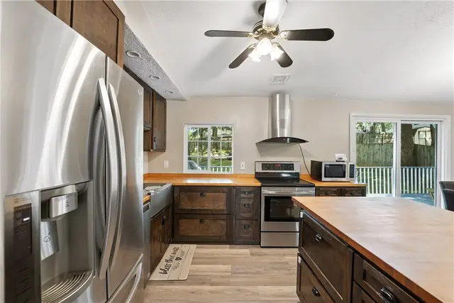 2066 Powell Road gallery image 7