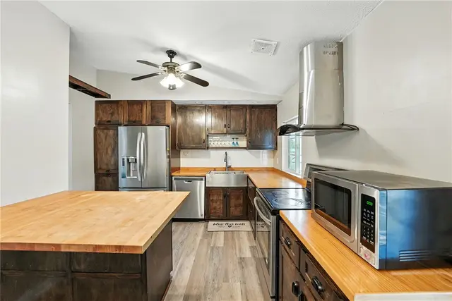 2066 Powell Road gallery image 17