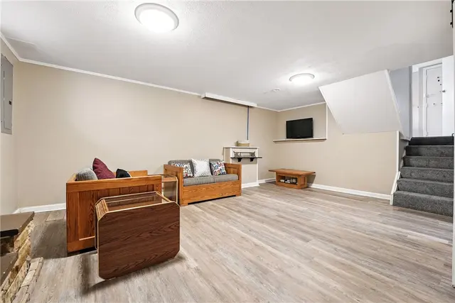 2066 Powell Road gallery image 38