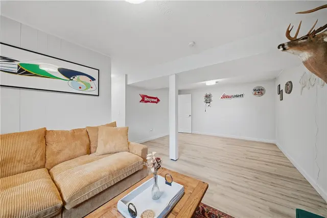 2068 Powell Rd gallery image 7