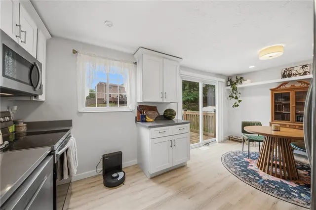 2068 Powell Rd gallery image 9
