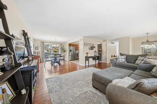 207 Cricketwood Ct gallery image 3