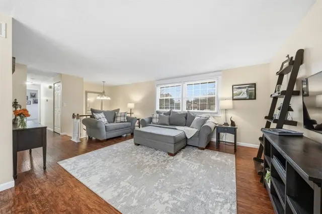 207 Cricketwood Ct gallery image 33