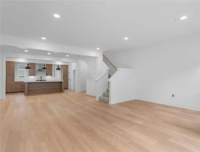 207 Oliver Way gallery image 2