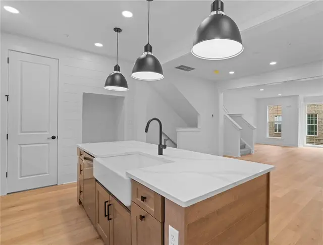 207 Oliver Way gallery image 3