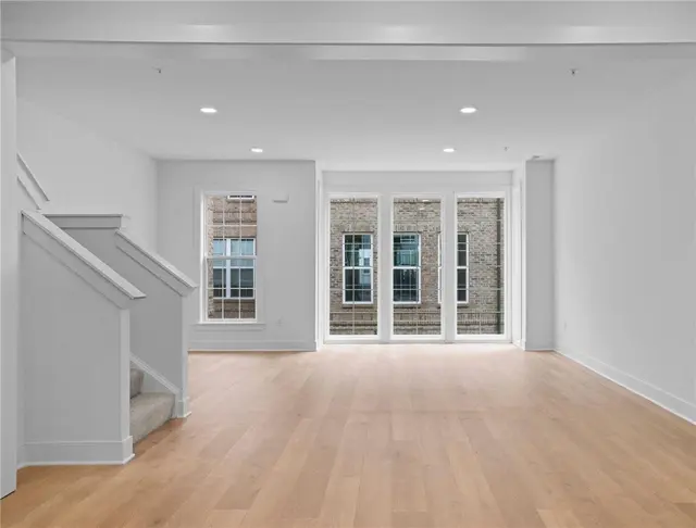 207 Oliver Way gallery image 33