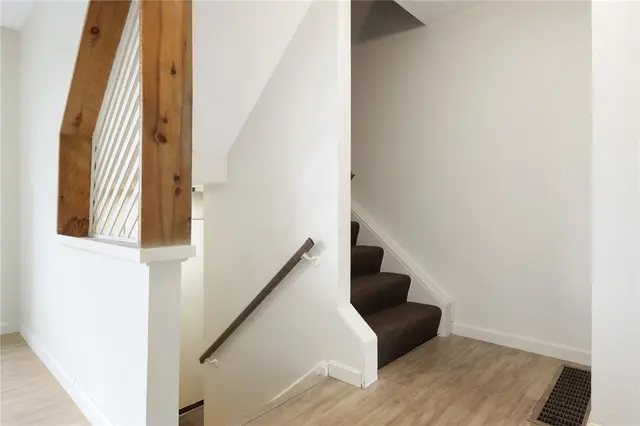 207 Parkwood Drive gallery image 18