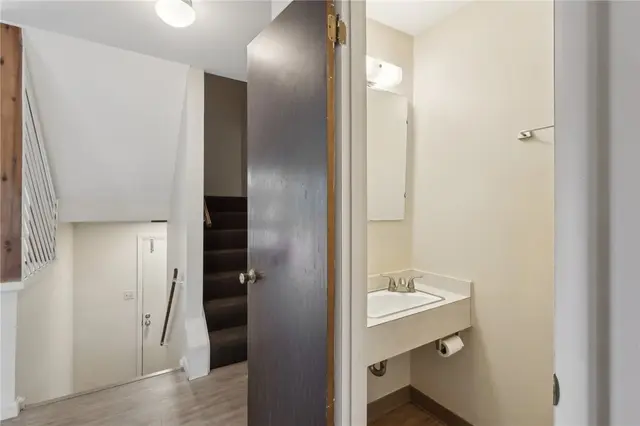 207 Parkwood Drive gallery image 28