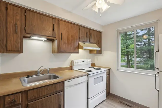 207 Parkwood Drive gallery image 32