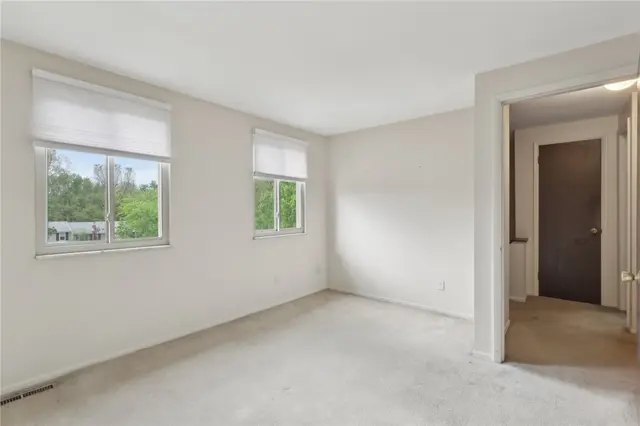 207 Parkwood Drive gallery image 33