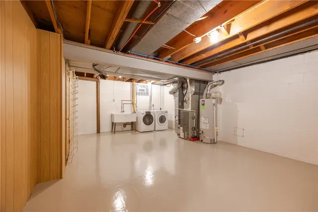 2095 Menold Dr gallery image 2