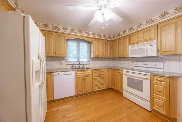 2095 Menold Dr gallery image 5