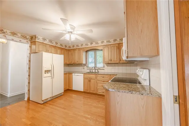 2095 Menold Dr gallery image 6
