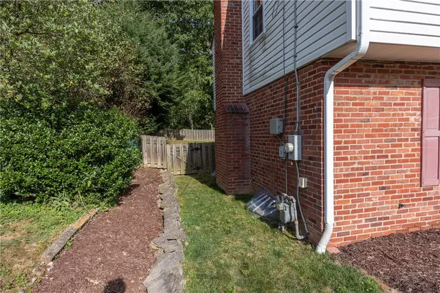 2095 Menold Dr gallery image 10