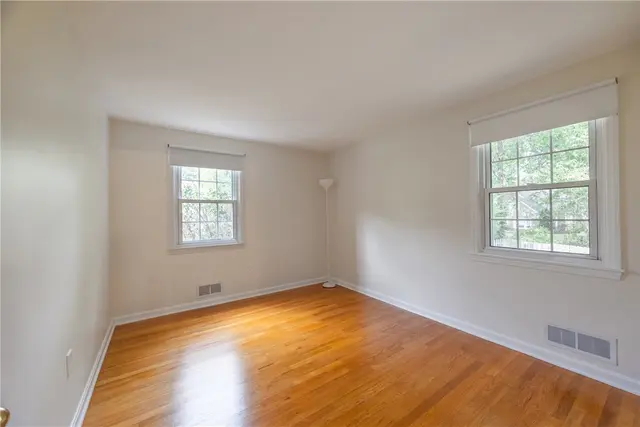 2095 Menold Dr gallery image 11