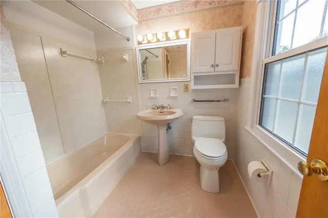 2095 Menold Dr gallery image 16