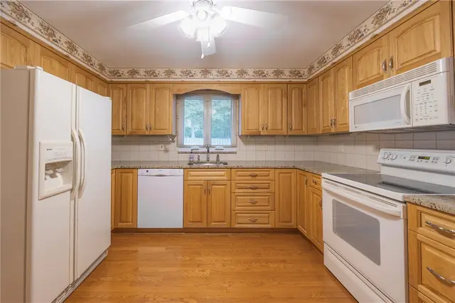2095 Menold Dr gallery image 22