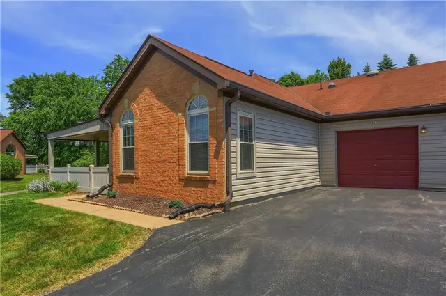 21 Ashford Dr gallery image 33