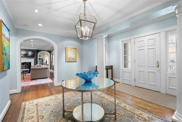 210 Creek Dr gallery image 2