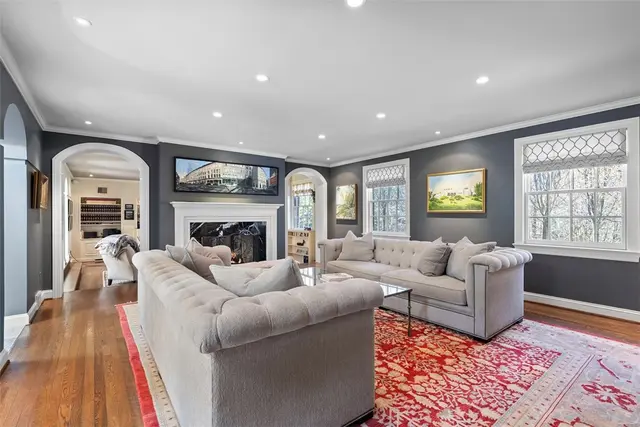 210 Creek Dr gallery image 3