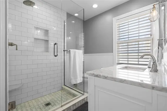 210 Creek Dr gallery image 5