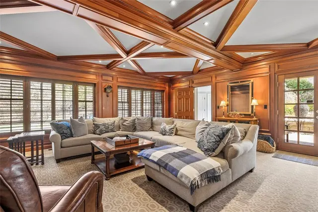 210 Creek Dr gallery image 8