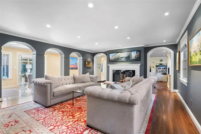 210 Creek Dr gallery image 9
