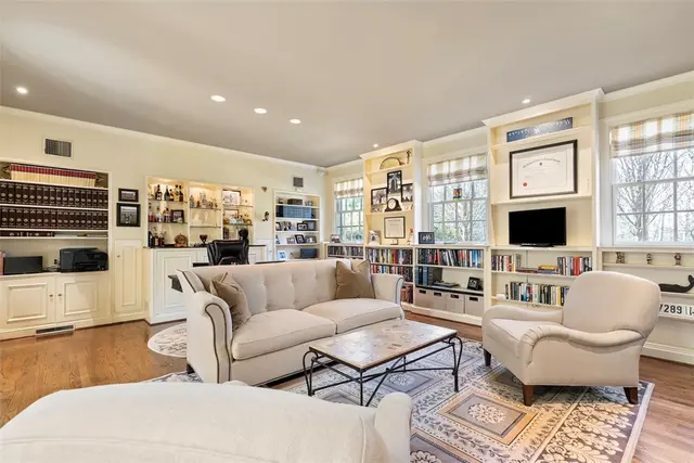 210 Creek Dr gallery image 14