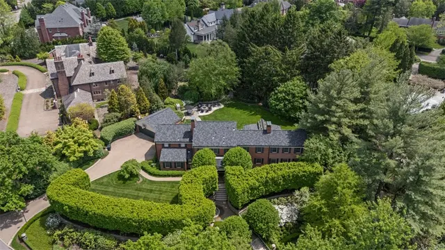 210 Creek Dr