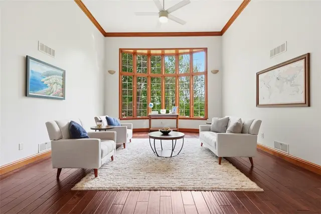 210 Royal Doulton Ct gallery image 3