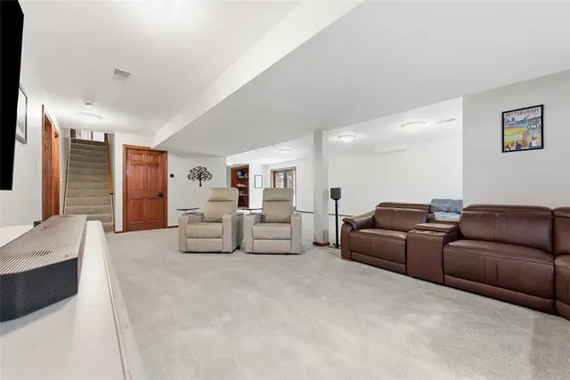 210 Royal Doulton Ct gallery image 4
