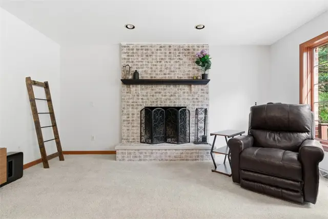 210 Royal Doulton Ct gallery image 7