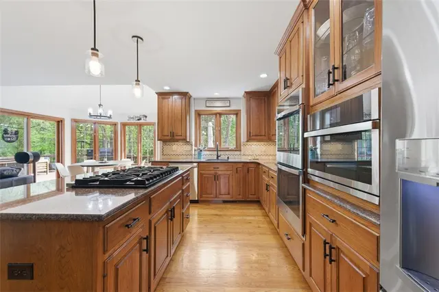 210 Royal Doulton Ct gallery image 12
