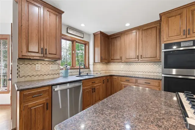 210 Royal Doulton Ct gallery image 14