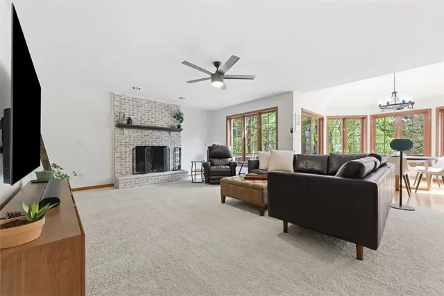 210 Royal Doulton Ct gallery image 19