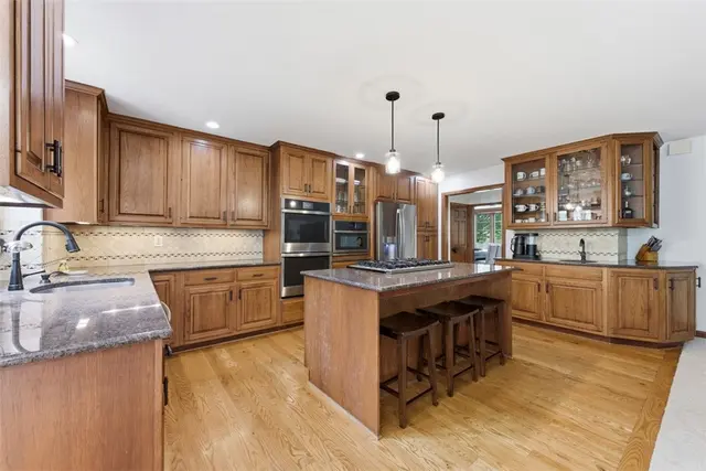 210 Royal Doulton Ct gallery image 24
