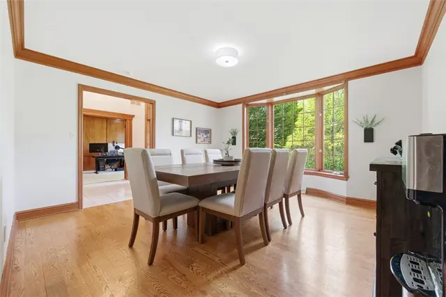 210 Royal Doulton Ct gallery image 29