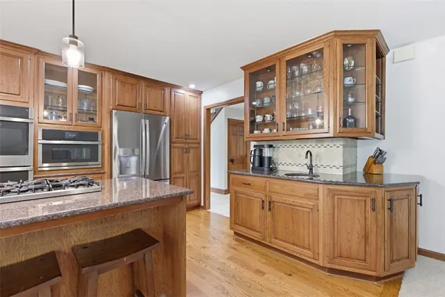 210 Royal Doulton Ct gallery image 31