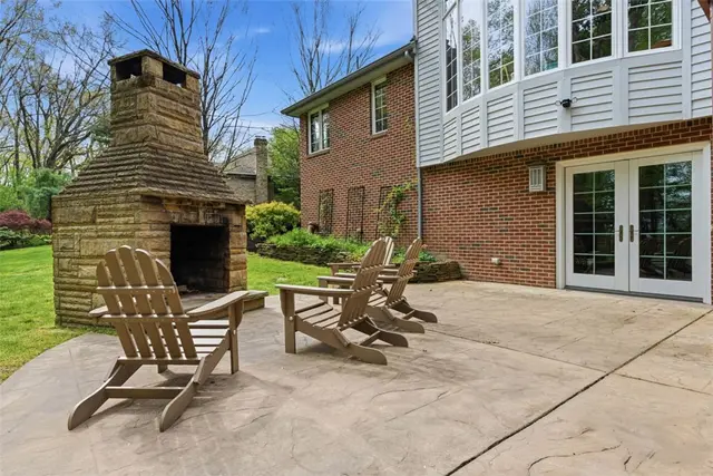 210 Royal Doulton Ct gallery image 32