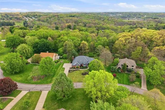 210 Royal Doulton Ct gallery image 33