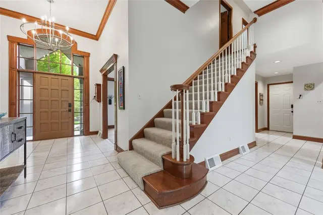 210 Royal Doulton Ct gallery image 34
