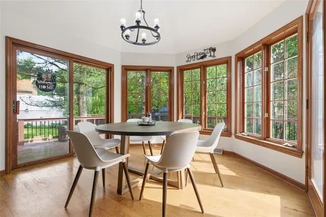 210 Royal Doulton Ct gallery image 38