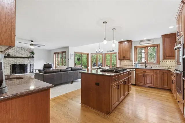 210 Royal Doulton Ct gallery image 40
